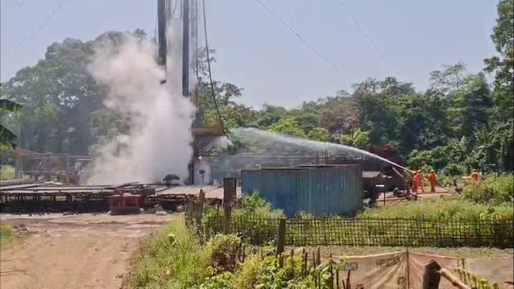 https://www.salarnews.in/public/uploads/images/newsimages/maannewsimage15062025_170800_assam gas leak.png